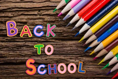 Back to School desk table top view, words on grunge old wooden board background Stock-Fotos