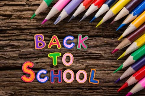 Back to School desk table top view, words on grunge old wooden board background Foto stock