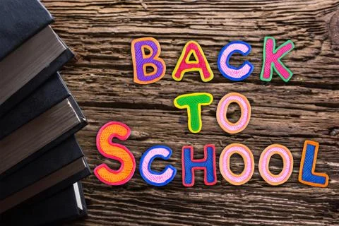 Back to School desk table top view, words on grunge old wooden board background Stock-Fotos
