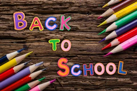 Back to School desk table top view, words on grunge old wooden board background Stock-Fotos
