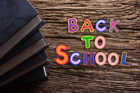 Back to School desk table top view, words on grunge old wooden board background Foto stock