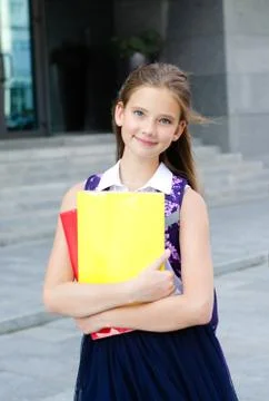 Back to school. Education concept. Cute smiling schoolgirl on the way to the  Foto stock