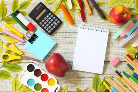Back to school. Flatlay background. Table with autumn leaves, note pad, apple. Foto stock