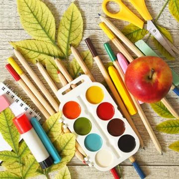 Back to school. Flatlay background. Table with autumn leaves, apple. Foto stock