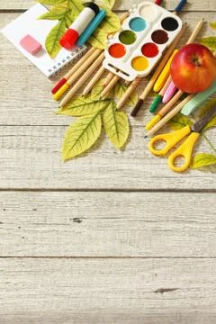 Back to school. Flatlay background. Table with autumn leaves, apple. Foto stock