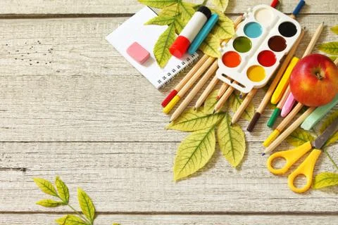 Back to school. Flatlay background. Table with autumn leaves, apple. Foto stock