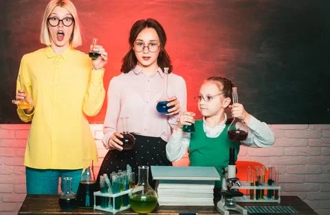 Back to school. Kid from primary school. Little kids scientist earning chemistry Foto stock