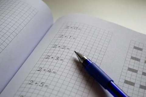 Back to school, learning to count and write numbers correctly Foto stock