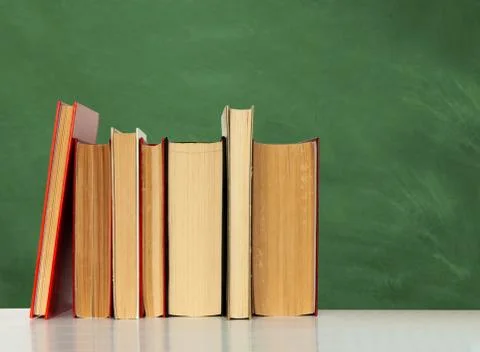 Back to school, pile of books with empty green school board background, educa Foto stock