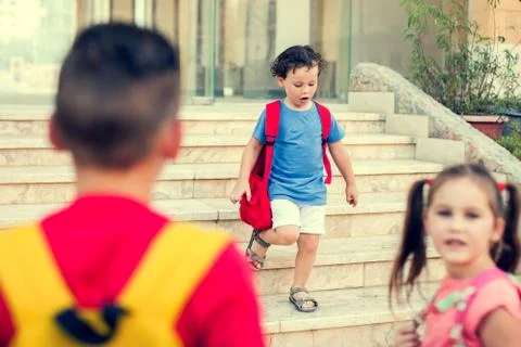Back to school. Pupils with backpacks going to school Foto stock