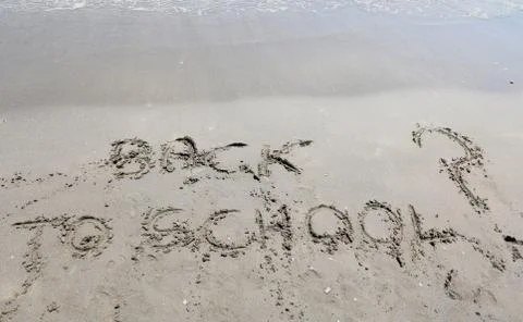 BACK TO SCHOOL with question mark written on the sand of the beach Stock-Fotos