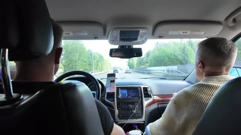 Back-seat Highway View with Driver, Passenger, Dashboard, and Phone Vidéo 347683220