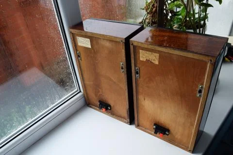 The back of the shelf speaker system is made of plywood. Column speaker 15AS- Foto stock