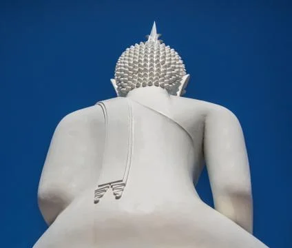 Back side the big white buddha on blue sky background in Thailand Foto stock