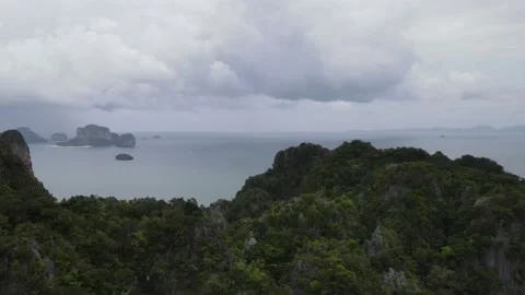 Back tracking shot high up Railay Beach, Krabi in the south of Thailand Vidéo 170283879