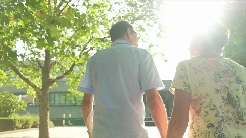 Back view of an active senior tourist couple walking in london Video stock 93613210