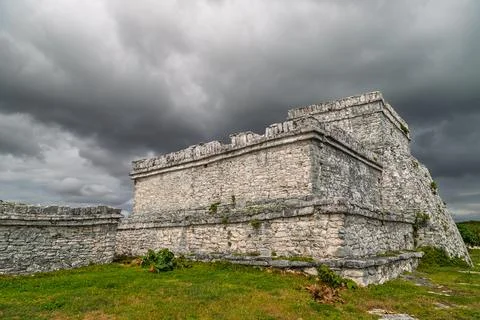 Back view of the ancient El Castillo temple with dramatic stormy clouds at Tulum Foto stock