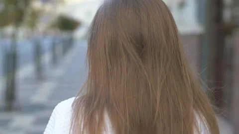Back view of attractive long-haired curly brunette woman 库存影片 140361388