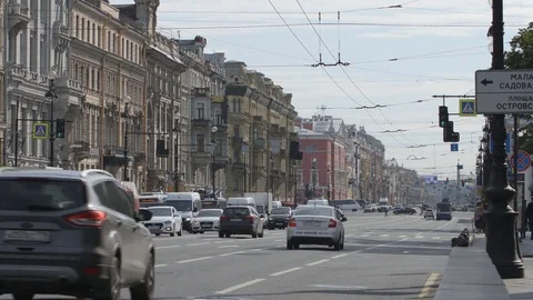 Back view of car traffic on the Nevsky street Видео 82335687