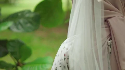 Back View Close-Up – Person Sitting by Tree in a Lush Park Vidéo 307421797