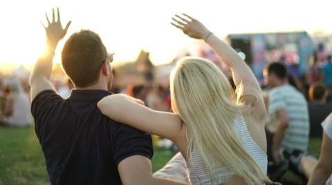 Back view couple at open air concert Vidéo 64785684