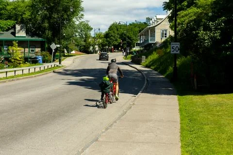 Back view of father and small son on tandem bicycle Foto stock