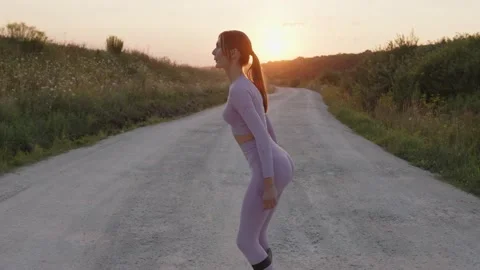 Back view of a girl that training with the black elastic band Vidéo 157970071
