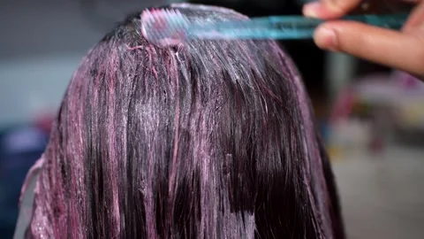 Back View of Hand Applying Pink Hair Dye with Toothbrush Vidéo 348407108