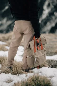 Back View of a Hiker with a Backpack on a Snowy Trail Stockfoto's