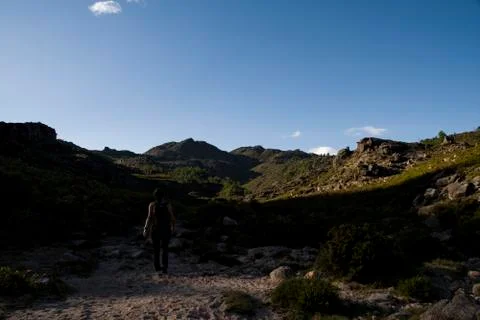 Back view of hiker walking in the shadow Stockfoto's