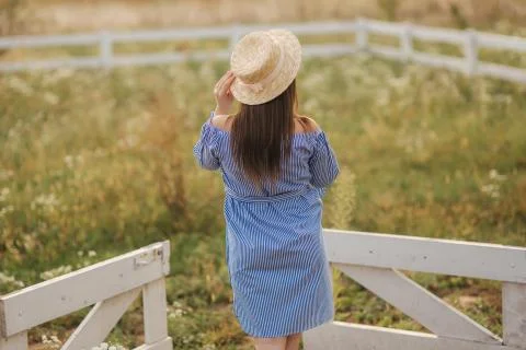 Back view of lady in hat. Background of mountains Stock-Fotos