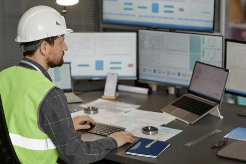 Back view of male construction engineer wearing hardhat at workplace Foto stock