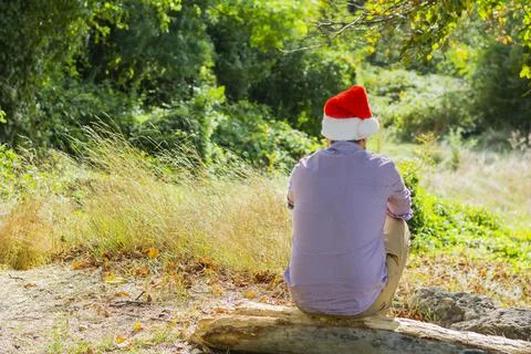 Back view man feeling negative emotions melanchol in santa claus hat Foto stock