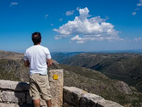 Back view of a man looking to the mountain Foto stock
