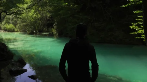 Back view man standing in Beautiful background of Turquoise colorful waterfall 스톡 동영상 119359287