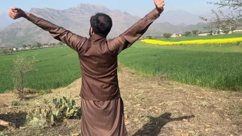 Back View of Man Stretching Arms Outdoors in Countryside Vídeos de archivo 334181328