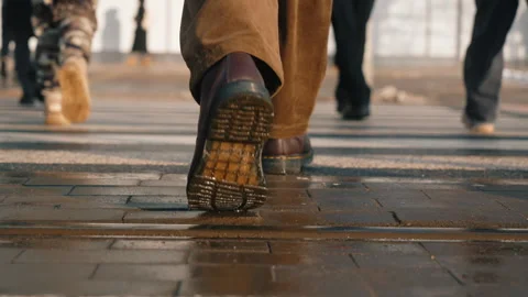 Back view man walking across city street crosswalk. Male feet steps close-up Vídeos de archivo 326826412