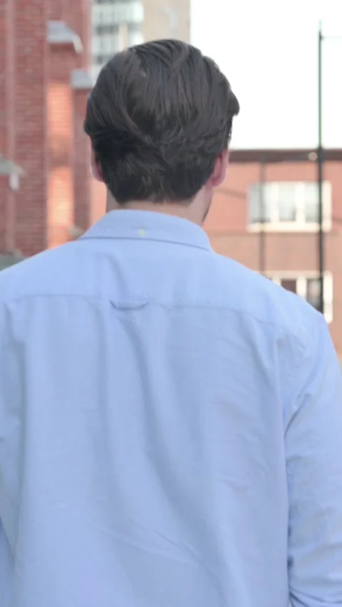 Back View of Man Walking in Empty Street, Vertical Video Vídeos de archivo 339664754