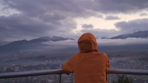 Back view of man watching heavenly view of Razlog city and misty mountains Vídeos de archivo 148488446