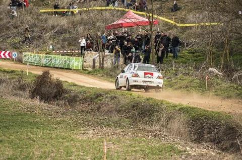 Back view of a Mitsubishi Lancer Evolution VII speeding through the dirt trac Foto stock