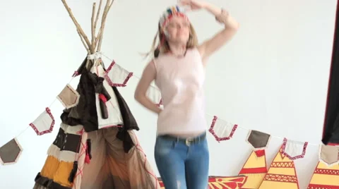 Back view of model in handmade headband during photo session 스톡 동영상 65367754