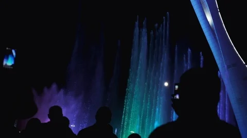 Back view of people with smartphone taking pictures of dancing fountains show Vídeos de archivo 118638450