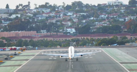 Back view on a plane taking off from the runway of the airport in summer day Vídeos de archivo 130360164