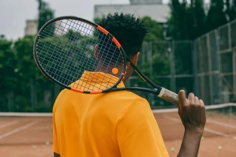 Back view portrait of a man playing in tennis outdoors Foto stock