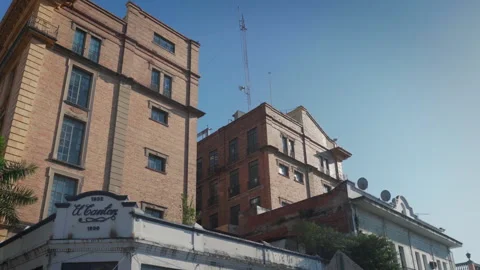 Back view of SAT building and historic El Canton bar in Tampico at sunrise Vídeos de archivo 345910253