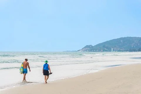 Back view of senior lovers walking together on beach. Portrait elderly coup.. Foto stock