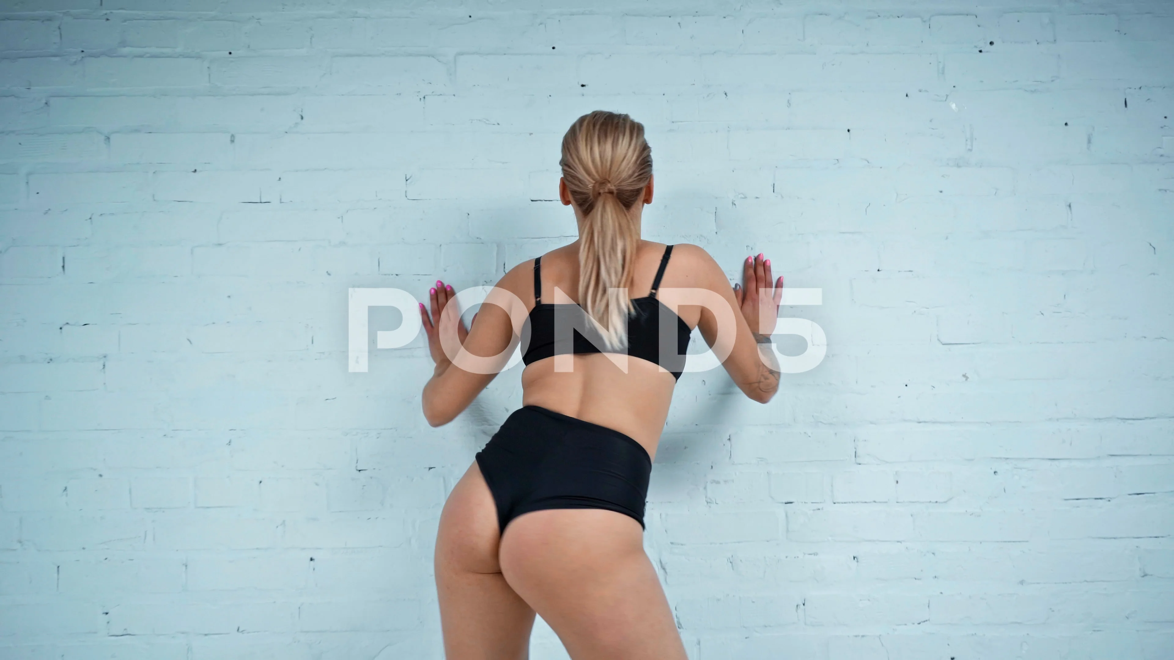 Sexy women twerking