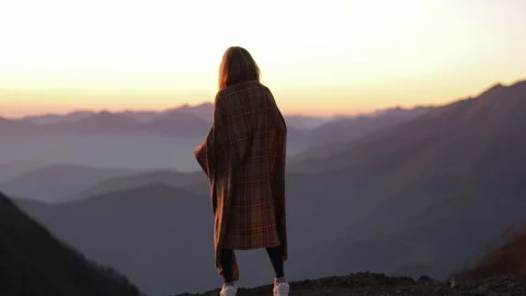 Back view of silhouette young attractive girl woman effectively drops the Видео 129775676