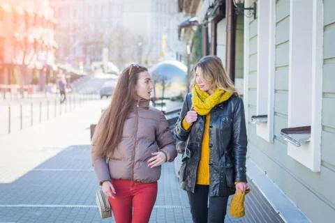 Back view of two friends walking together Foto stock