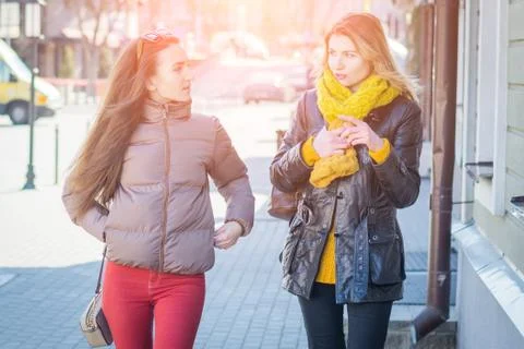 Back view of two friends walking together Foto stock